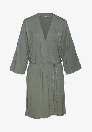 Olivenfarbener Wickelrobe aus softem Material mit V-Ausschnitt, weiten Ärmeln und einem geknoteten Gürtel. Mit rosa Palme-Stickerei auf der Brust.