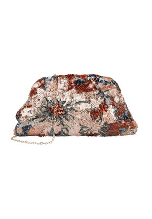 Bolso de mano cubierto de lentejuelas multicolores formando un patrón floral con una correa de cadena dorada delgada sobre un fondo blanco.