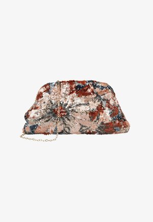 Bolso de mano cubierto de lentejuelas multicolores formando un patrón floral con una correa de cadena dorada delgada sobre un fondo blanco.