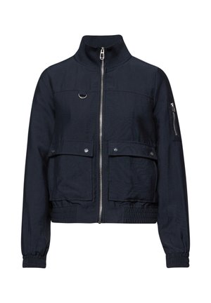Veste bomber bleu marine avec col montant côtelé, fermeture éclair à l'avant, deux poches à rabat boutonnées, poche zippée sur la manche, et poignets et ourlet élastiques.