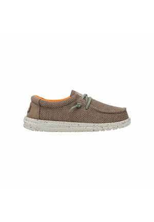 Scarpa slip-on in rete marrone con lacci verdi, suola bianca macchiata e interno arancione. Presenta un design a profilo basso e una parte superiore testurizzata.