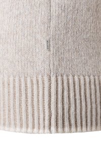 Lichtbeige gebreide trui met een geribde zoom. Zachte textuur en subtiele kleurvariaties. Voorzien van een klein merkembleem aan de zijkant.