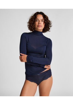 Haut col roulé à manches longues navy en tissu doux, associé à un slip bleu foncé orné de dentelle avec un détail nœud à la taille.