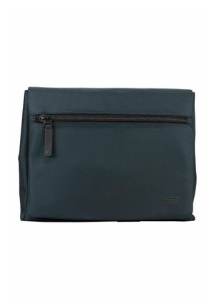 Pochette compacte en tissu bleu foncé avec une poche à fermeture éclair noire horizontale à l'avant et un logo discret en relief dans le coin inférieur droit.