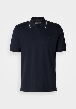 Marineblå polo t-shirt lavet af glat bomuldsstof med en kontrastfarvet krave og korte ærmer. Har et lille logo på venstre bryst.