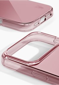 Funda de teléfono rosa transparente con bordes redondeados, con recortes para botones y cámara, textura suave y branding sutil.