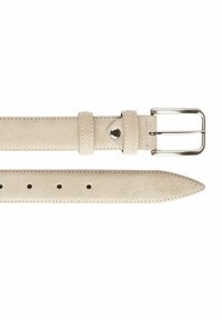 Beige mocka-bälte med en silverfärgad metallspänne, stitchade kanter och flera justeringshål längs längden. Har en slät textur.