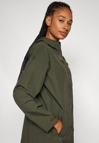 Patagonia OUTDOOR EVERYDAY RAIN JACKET - Casaco impermeável - pine needle green