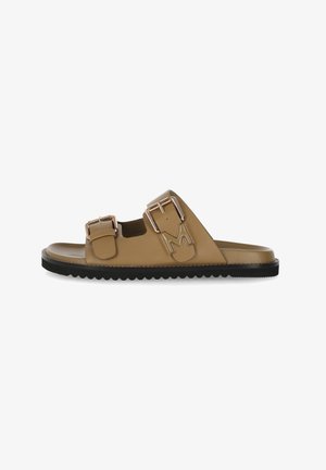 Brązowe klapki z dwoma regulowanymi paskami, metalowymi klamrami i ryflowaną czarną podeszwą. Gładka tekstura i minimalistyczny design.