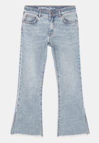 Jasnoniebieskie dżinsy w stylu flare z przednimi kieszeniami, pasem na pasek, zapięciem na guzik oraz z rozciętymi nogawkami z postrzępionymi brzegami.