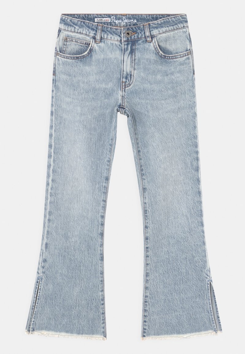 Jasnoniebieskie dżinsy w stylu flare z przednimi kieszeniami, pasem na pasek, zapięciem na guzik oraz z rozciętymi nogawkami z postrzępionymi brzegami.