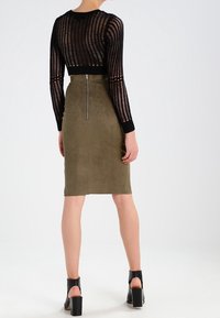 Missguided Pouzdrová sukně - khaki