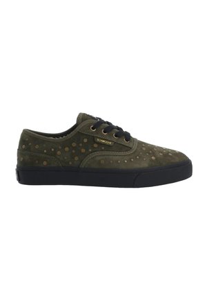 Olivengroene suède sneaker met zwarte zool en veters, versierd met kleine ronde metalen studs en een "SCHMOOVE"-label aan de zijkant.