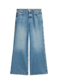 Jean large en denim bleu clair, avec un lavage délavé, deux poches avant et une fermeture à bouton classique.