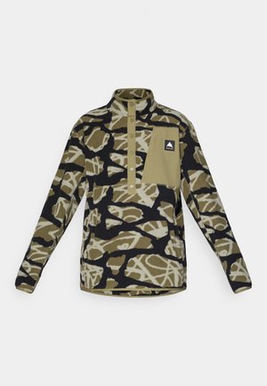 Camo fleece pullover in zwart, olijf en crème met een hoge kraag, drukknoopjes en een voorzak met een merklogo.