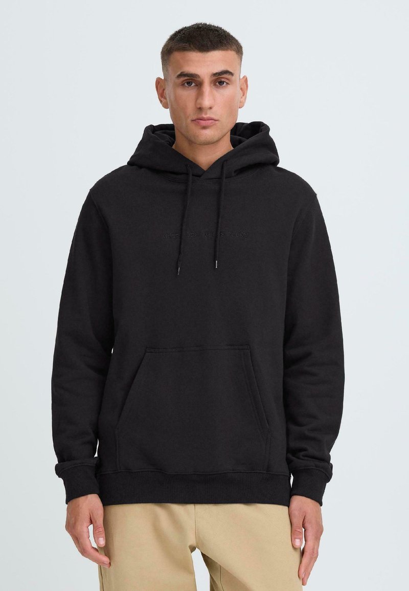 Sudadera con capucha negra hecha de una mezcla de algodón, con un bolsillo estilo canguro, capucha ajustable con cordón y puños y dobladillo acanalados.
