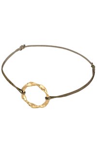 Goldfarbener runder Anhänger mit texturiertem Finish, der an einem dünnen geflochtenen braunen Band hängt und verstellbare Knoten für die Größe aufweist.