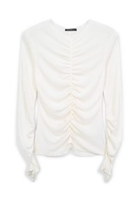 Top bianco a maniche lunghe con dettaglio di tessuto arricciato lungo la parte frontale e le maniche, caratterizzato da un colletto rotondo e una superficie liscia.
