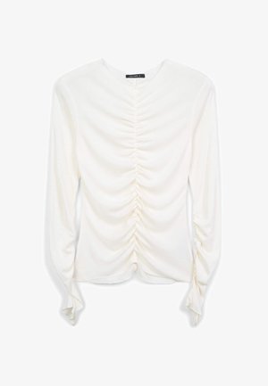 Top bianco a maniche lunghe con dettaglio di tessuto arricciato lungo la parte frontale e le maniche, caratterizzato da un colletto rotondo e una superficie liscia.
