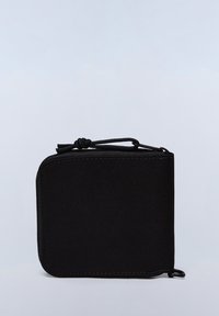 Zwarte zippered portemonnee van textuurstof. Heeft een afgeronde hoek, knoopkoord detail en een slank, compact ontwerp.