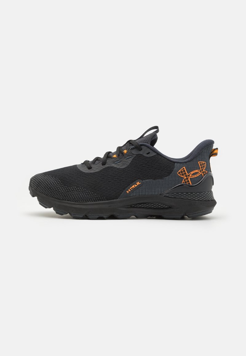 Chaussure de sport noire avec tige en maille, accents orange et semelle texturée. Dispose d'un talon rembourré et d'un capuchon de protection renforcé pour la durabilité.