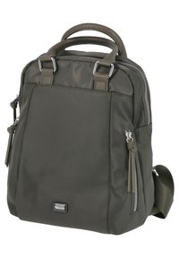 Zaino in nylon verde scuro con doppie maniglie superiori, spallacci regolabili, hardware argentato e scomparti con zip. Texture liscia.