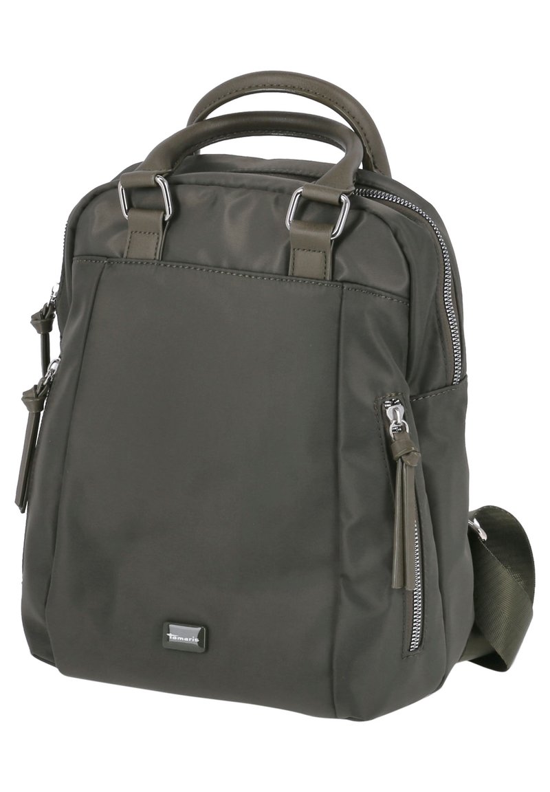 Zaino in nylon verde scuro con doppie maniglie superiori, spallacci regolabili, hardware argentato e scomparti con zip. Texture liscia.