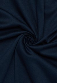 Dunkelblauer Stoff, glatte Textur, leicht, im Spiral Design drapiert. Geeignet für verschiedene textile Anwendungen.