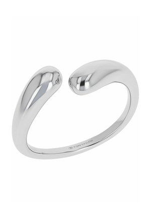 Zilveren, gladde en gepolijste armband met open uiteinden in de vorm van afgeronde druppels, met subtiele gegraveerde merknaam aan de binnenkant.