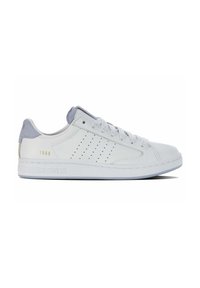 Sneaker bianco in pelle con finitura liscia. Presenta dettagli in suede blu chiaro, design laterale perforato e suola in gomma texture.