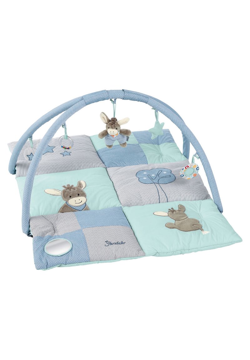 Weiche Spielmatte mit einem Patchwork-Design in Blau und Mintgrün. Enthält einen Bogen mit hängenden Spielzeugen, die bestickte Tierformen und Texturen aufweisen.