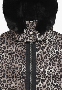 Bunda typu puffer s leopardím potiskem, černou umělou kožešinou na kapuci, stříbrným zipem a zateplenými sekcemi pro teplo.