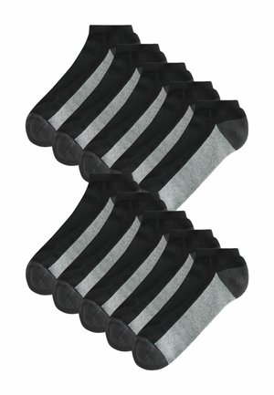 Desať párov čiernych členkových ponožiek so sivými pätami a špičkami, usporiadaných do dvoch posunutých radov na bielom pozadí.