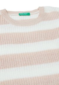 Maglione a righe in morbido rosa e bianco, texture in maglia, colletto a girocollo a coste, presenta l'etichetta "United Colors of Benetton".