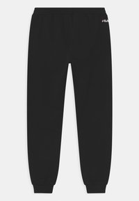 Svarta svettbyxor med elastisk midja, taperad ben design, med en liten vit FILA-logotyp på sidan. Mjuk tygtextur.