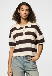 T-shirt polo à manches courtes avec des rayures horizontales crème et marron foncé, trois boutons décoratifs au col et une coupe courte.