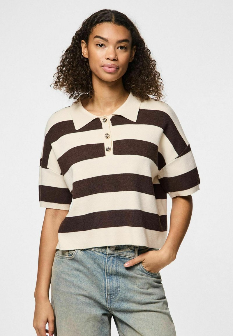 T-shirt polo à manches courtes avec des rayures horizontales crème et marron foncé, trois boutons décoratifs au col et une coupe courte.