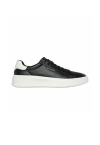 Sneaker in pelle nera con suola in gomma bianca, caratterizzata da una punta arrotondata, design con lacci e dettaglio del logo sul lato.