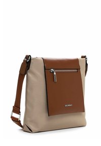 Sac bandoulière en tissu beige avec un rabat en cuir marron, une poche zippée, une bandoulière réglable et des accents en métal argenté. Logo de la marque visible.
