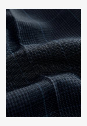 Tumma ruudullinen kangas, jossa on teksturoitu kudonta, sisältäen vaihtoehtoisia neliöitä tummansinisinä ja hillittyinä vaalean sinisinä korostuksina.