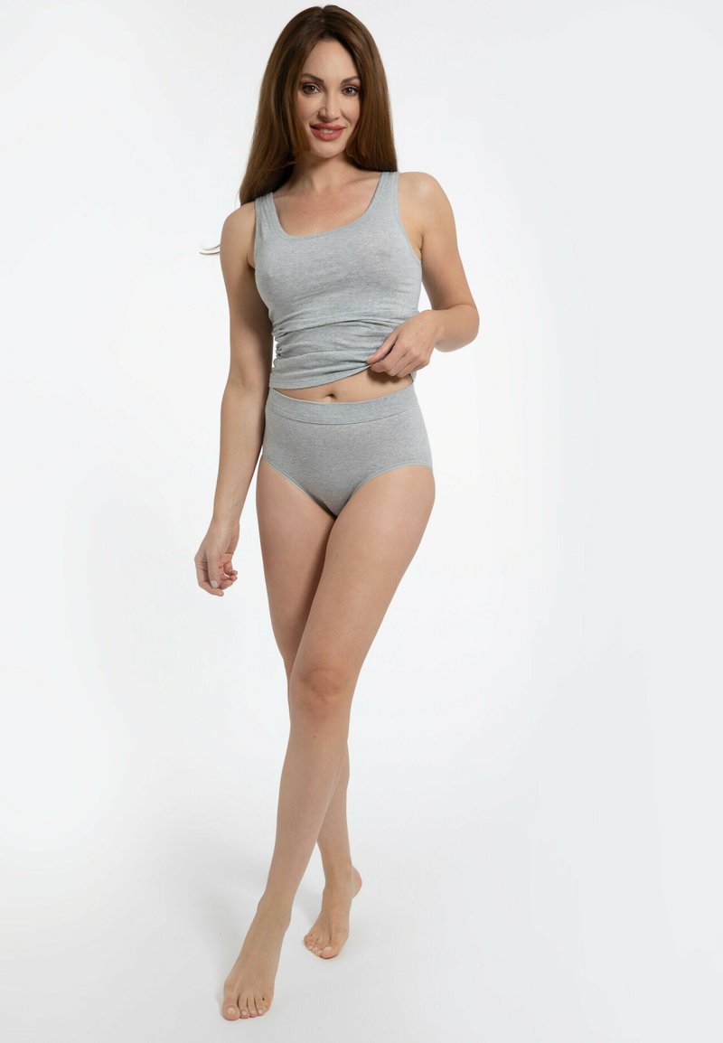 Top in cotone grigio senza maniche e mutande alte, caratterizzati da una texture morbida e un design semplice. Entrambi i pezzi sono di un grigio uniforme senza fantasie.