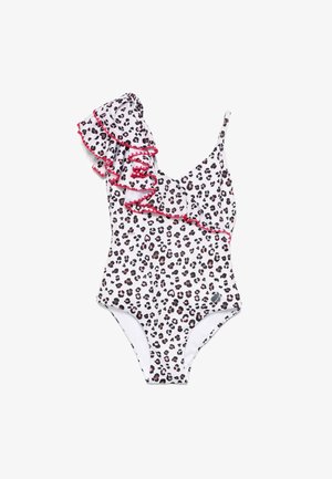 Eén-schouder badpak met een witte basis, zwart en roze luipaardprint, en een gerimpelde rand met rode afwerking op de linkerschouder.