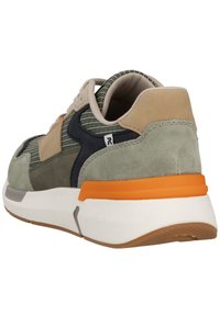 Baskets pour hommes avec des accents en suède vert olive et beige, supérieur en tissu à motifs, semelle intermédiaire orange et semelle en caoutchouc texturé.