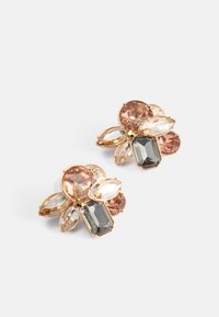 Guldtonade blommörhängen med olika formade ädelstenar i nyanser av rosé, bärnsten och grått med klara accenter och en texturerad yta.