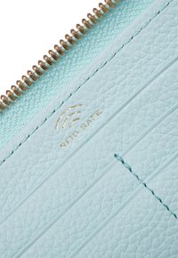 Portafoglio in pelle azzurro chiaro con superficie texture, zip dorata e "RFID SAFE" impresso in oro. Presenta diversi slot per carte.