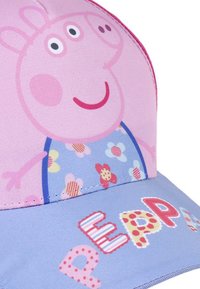 Cappellino rosa con il volto di un maialino dei cartoni, motivi floreali e il testo "Peppa" in lettere colorate e in grassetto sulla visiera azzurro chiaro.