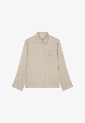 Camisa beige de manga larga confeccionada en tela suave, con cuello pointed, tapeta con botones centrales y un bolsillo en el pecho izquierdo.