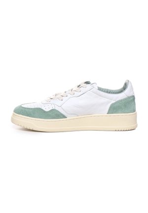 Scarpa da ginnastica bianca e verde chiaro con suola beige, chiusura frontale con lacci e dettagli in pelle scamosciata su punta e tallone.