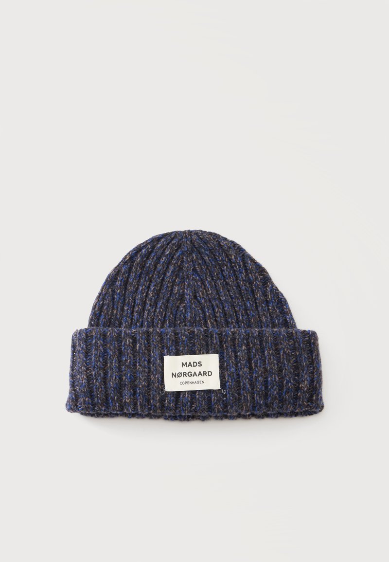 Bonnet en tricot bleu foncé avec bord replié et étiquette blanche portant l'inscription Mads Nørgaard Copenhagen au centre devant.