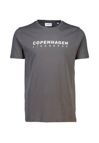 Camiseta de manga corta gris oscuro con el texto blanco "COPENHAGUE LINDBERGH" centrado en el frente, cuello redondo y etiqueta de tamaño en el interior del cuello.